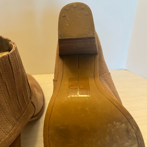 Dolce Vita Ankle Boot Bootie Size 8 Taupe Beige Suede Slip On Mid Heel 2.5. - Picture 11 of 14